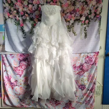 프릴 포함 펄 화이트 웨딩 드레스