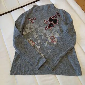 4298 시즈카로 그레이 꽃무늬 자수 긴팔 터틀넥