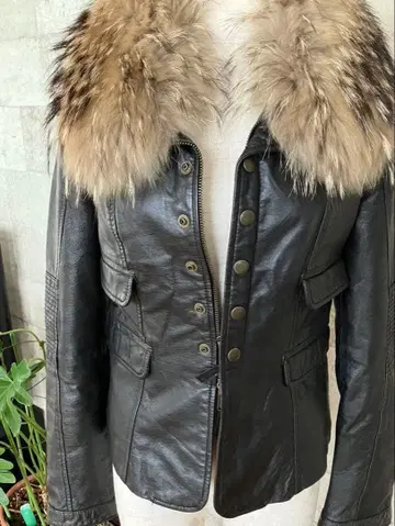 퍼 달린 블랙 가죽 자켓