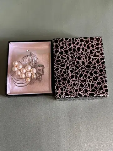 펄과 실버 브로치 고급