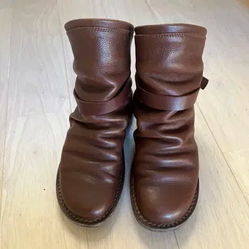 트립 브라운 가죽 부츠