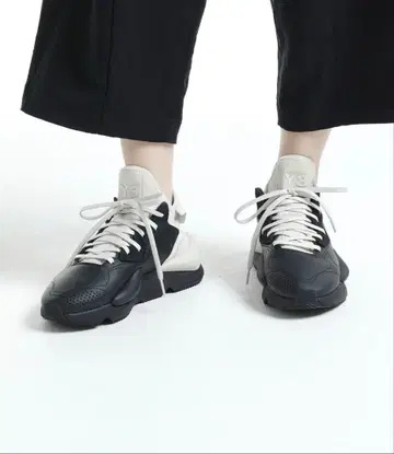 Y-3 블랙/화이트 스니커즈 KAIWA
