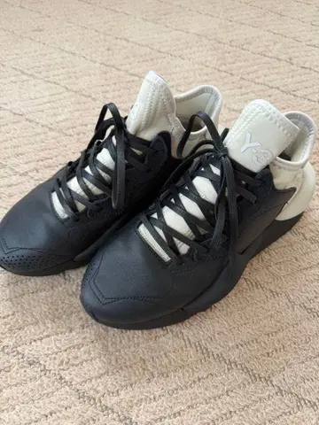 Y-3 블랙/화이트 스니커즈 KAIWA