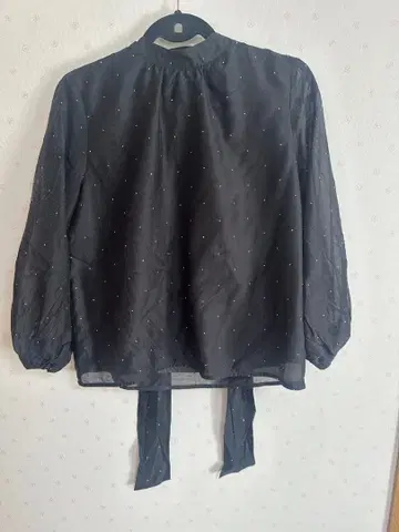 리본 포함 블랙 긴팔 블라우스 노엘라