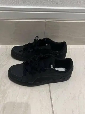Puma 블랙 스니커즈 23.5cm