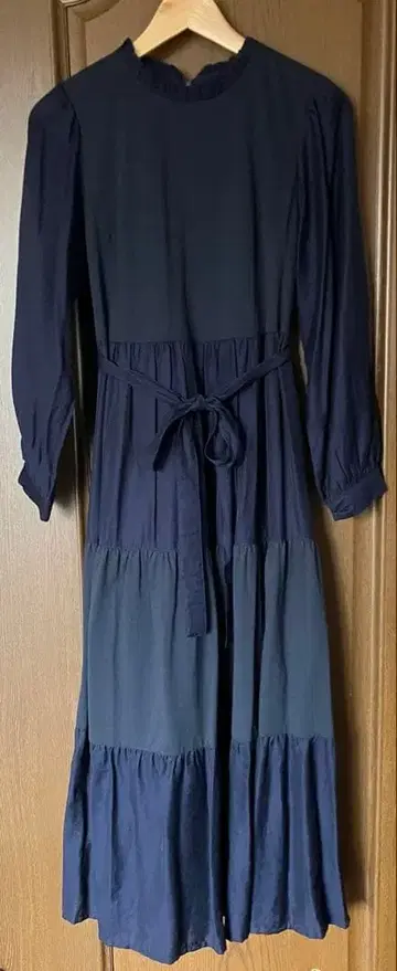 SHIPS 이소재 롱 기장 네이비 티어드 원피스