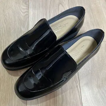 LE TALON 통굽 스터드 피스 로퍼