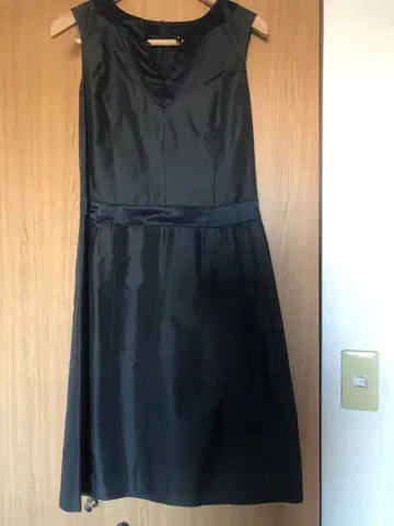 실크 100% 블랙 V넥 드레스