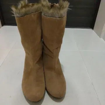 브라운 퍼 부츠