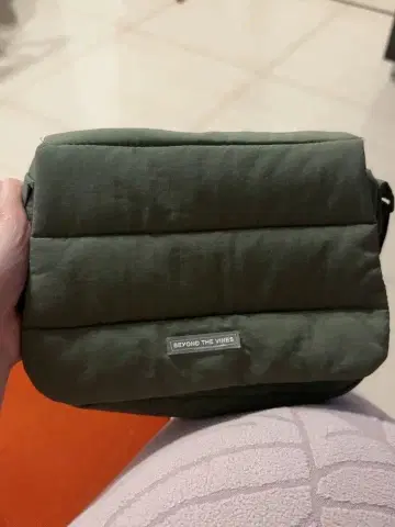 BEYOND THE VINES 숄더백 올리브 그린