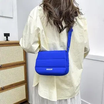 파란색 쿠션 숄더백