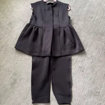 블랙 본딩 소재 베스트와 팬츠 셋업