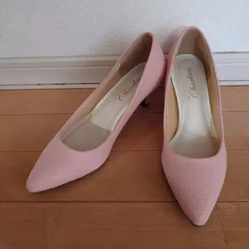 부드러운 핑크색 펌프스