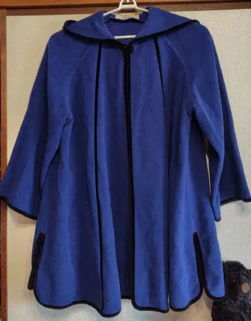 폼폼이 달린 후드 판초 같은 A라인 코트