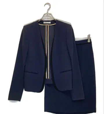 새상품급 BEIGE CINDY 스커트 수트 네이비 사이즈 2