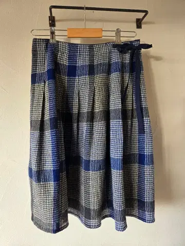 파랑색과 그레이색 체크 무늬 플레어 스커트