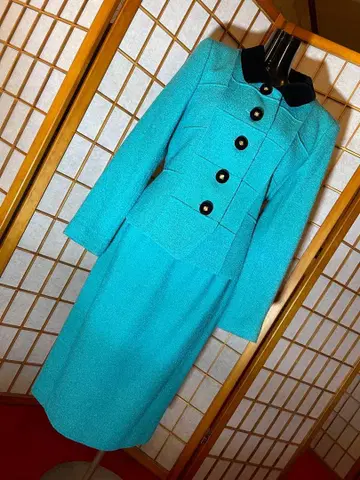 스카이블루 자켓과 스커트 세트