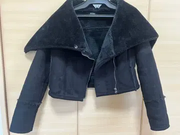 블랙 숏 무스탕 코트