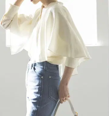 택 포함 미사용 새상품 노블 mNOBLE 실키 크로스 케이프 블라우스