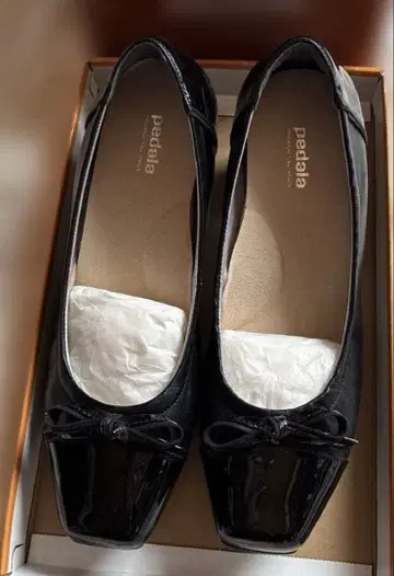 페달라 블랙 에나멜 콤비 펌프스 24cm EEE 컨디션 최상