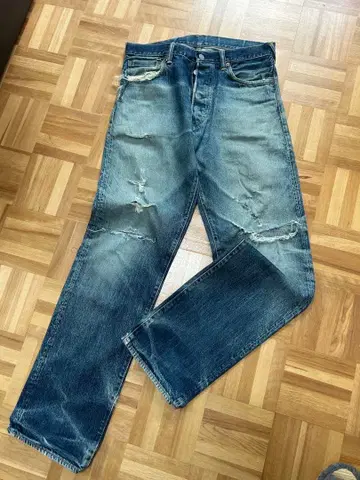 에비수 데미지 가공 스트레이트 데님 옅은 블루