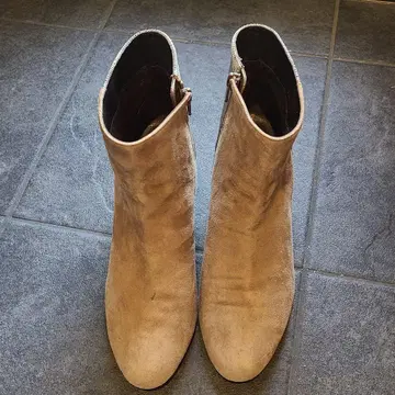 베이지 스웨이드 부티 중간 굽