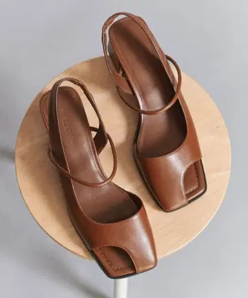 BEAUTY&YOUTH 레더라이크 오픈토 백스트랩 뮬