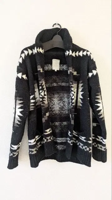 보헤미안풍 가디건 블랙과 화이트 기하학 패턴