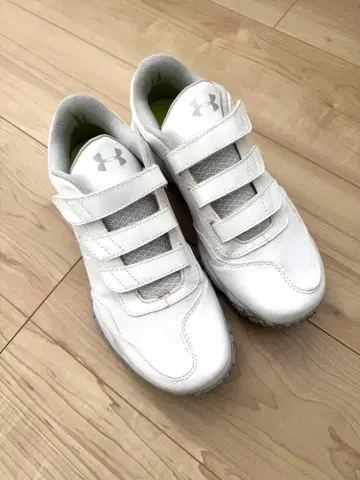 언더 아머 화이트 트레이닝 슈즈
