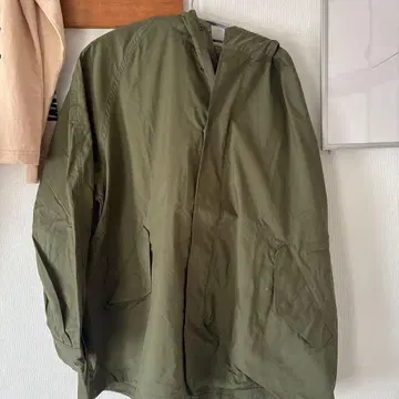 올리브 그린 후드 부착 마운틴 후드티