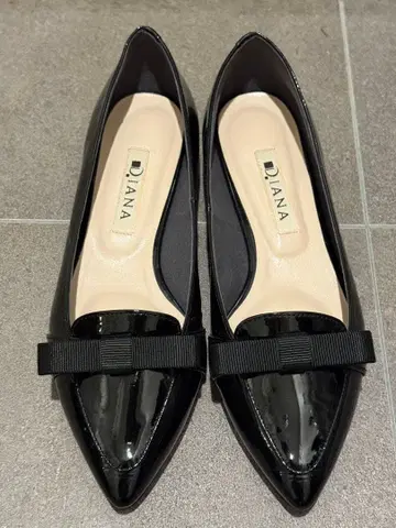 DIANA 블랙 에나멜 플랫슈즈 리본