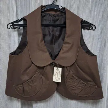 [ 미사용 ] 브라운 베스트 큰 카라 부착 숏 기장 반원 포켓 볼레로