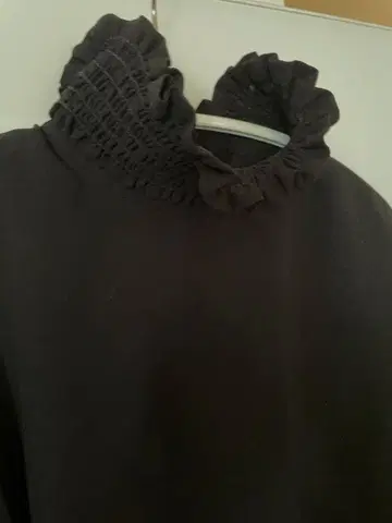 새상품급 블랙 프릴 하이넥 셔츠