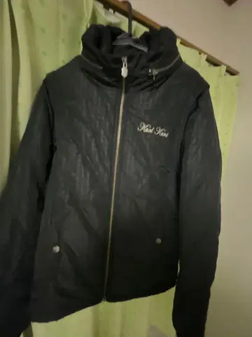 Kurt Kori 후드 부착 다운 자켓 블랙