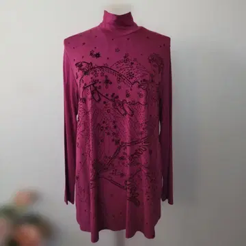 토쿠코 별과 동물 프린트 터틀넥 튜닉