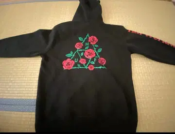 HUF 장미 자수 후드 부착 후드티