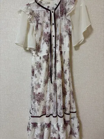 꽃무늬 프릴 소매 원피스