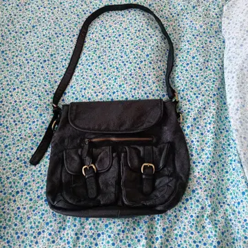 블랙 가죽 숄더백 사선 가케 포켓 포함