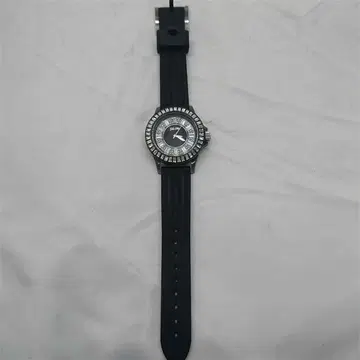 폴리폴리 블랙 계열 고무 벨트 큐빅 쿼츠 손목시계