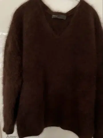 새상품급 NOBLE 다크 브라운 V넥 스웨터
