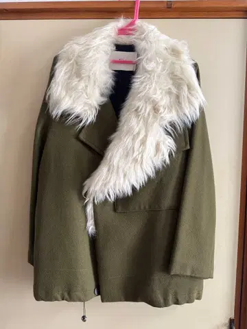 올리브색 인조 모피 부착 모즈 코트 TELA