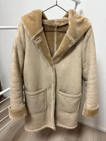 뷰티 앤 유스 베이지 후드 부착 무스탕 코트