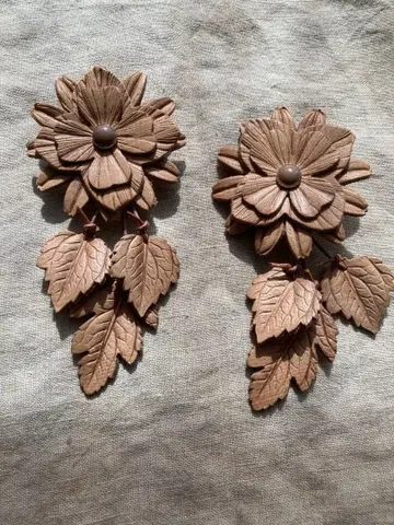 후미에 타나카 가죽 꽃잎 디자인 귀찌