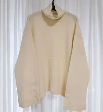 아이보리 터틀넥 오버 사이즈 니트