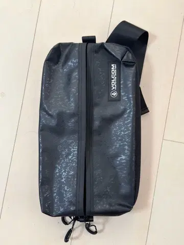 VOLCOM 바디백 블랙