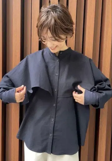 새상품급 비어즐리 소매 리브 울 혼방 케이프 블라우스 네이비