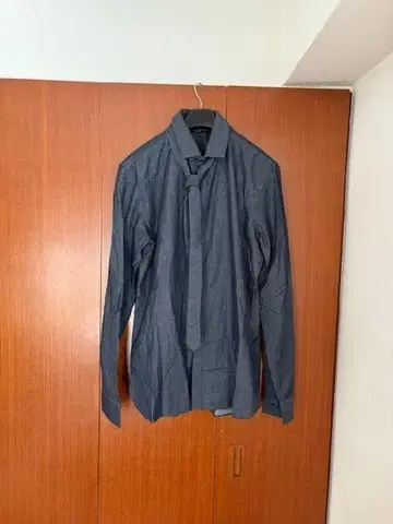 닐 바렛 넥타이 포함 샴브레이 셔츠