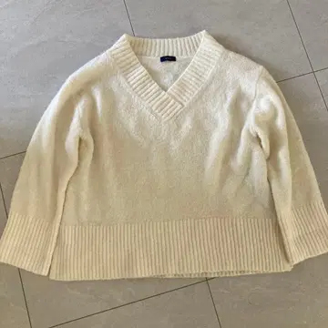 양모 모헤어 혼방 포근포근 V넥 니트