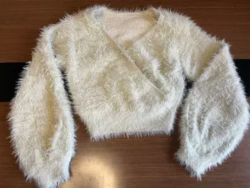 퍼 느낌 화이트 랩 니트