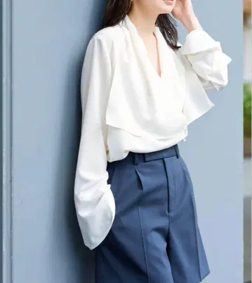 NOBLE 실키 플레어 블라우스